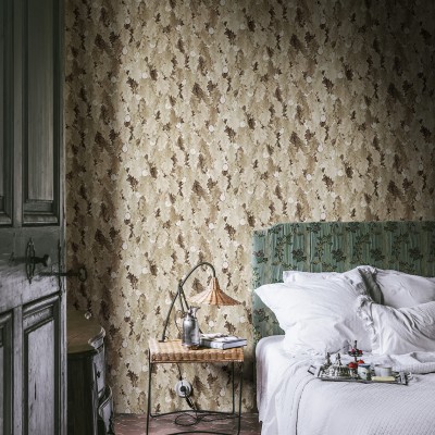 Tapet No Time to Waste Sand cu frunze elegante în tonuri calde de nisip, în decorul unui dormitor rustic.