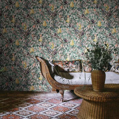 Tapet cu design floral, o grădină plină de fructe și șerpi, culori vibrante