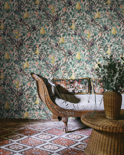 Tapet cu design floral, o grădină plină de fructe și șerpi, culori vibrante