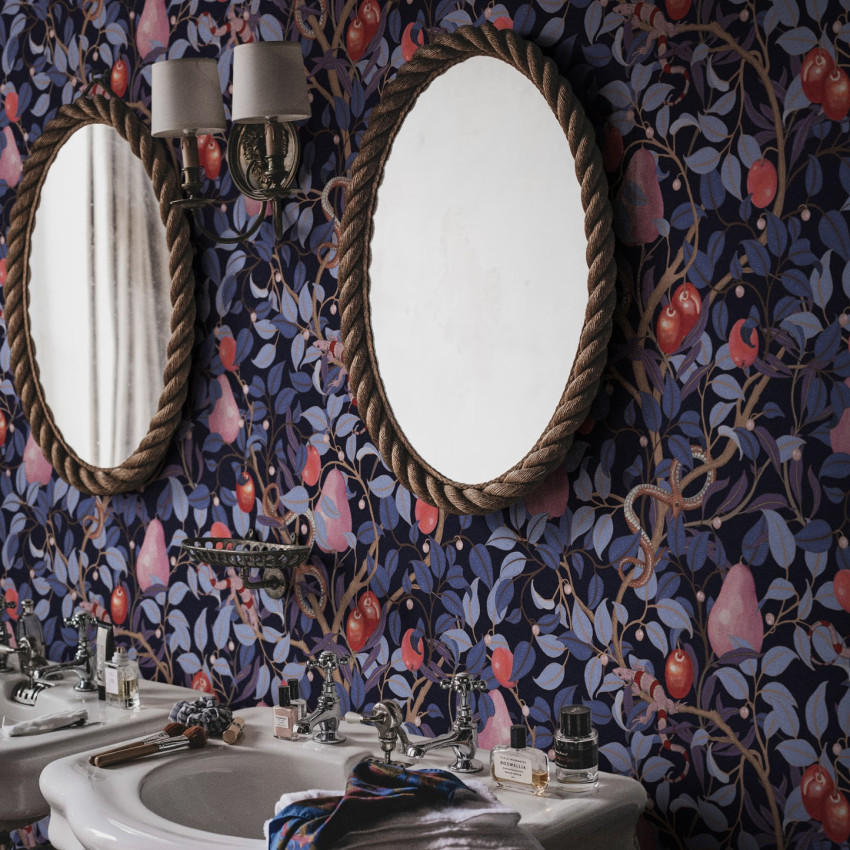 Tapet cu design floral, o grădină plină de fructe și șerpi, culori vibrante