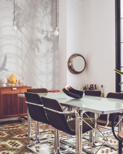 Fototapet cu design floral umbrit într-o sufragerie modernă