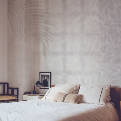 Tapet cu aspectul unic al umbrăi, perfect pentru o cameră de zi modernă sau un dormitor minimal.