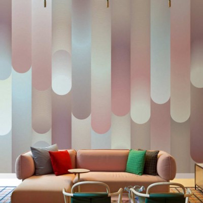 Tapet geometric abstract cu forme ovale și dreptunghiulare în culori pastelate, de la Tres Tintas & Rebel Walls.