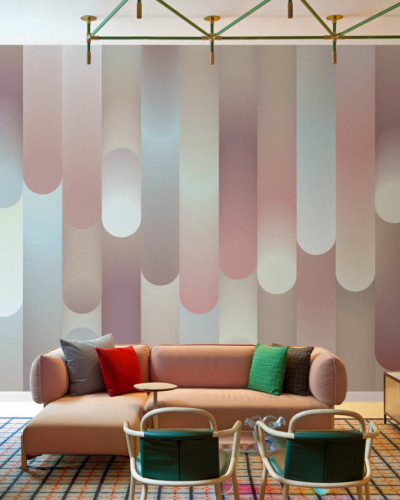 Tapet geometric abstract cu forme ovale și dreptunghiulare în culori pastelate, de la Tres Tintas & Rebel Walls.