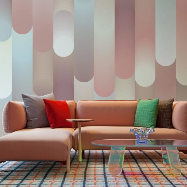 Tapet geometric abstract cu forme ovale și dreptunghiulare în culori pastelate, de la Tres Tintas & Rebel Walls.