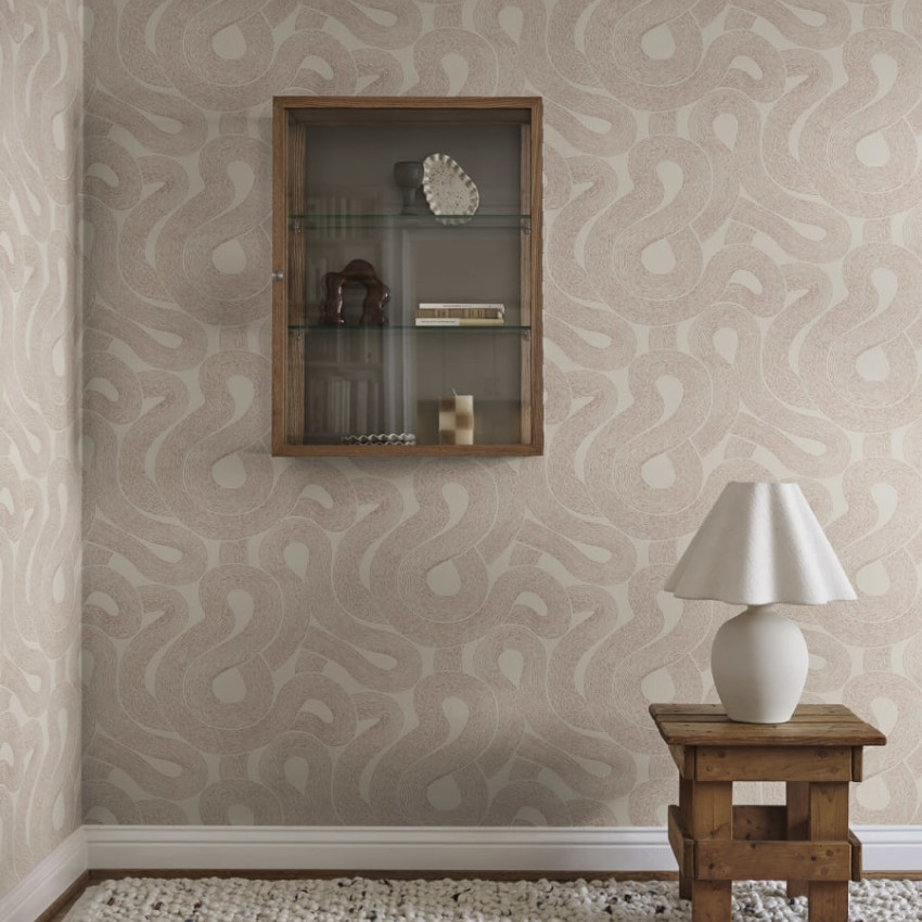 Tapet Zen Terracotta cu design abstract cu linii subtiri, ondulate in tonuri calde de terracotta.