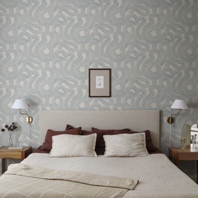 Tapet lavabil cu design abstract, cursiv, în nuanțe de albastru indigo și gri, aplicat într-un dormitor.