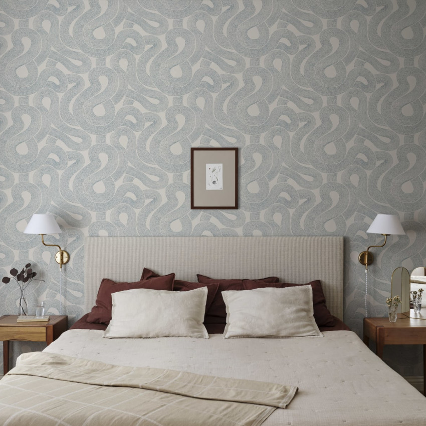 Tapet lavabil cu design abstract, cursiv, în nuanțe de albastru indigo și gri, aplicat într-un dormitor.