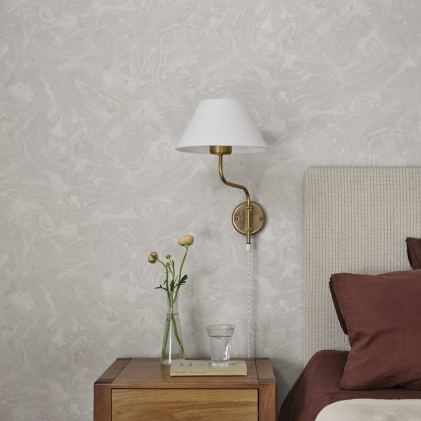 Tapet lavabil gri deschis cu model de marmură, perfect pentru un dormitor elegant