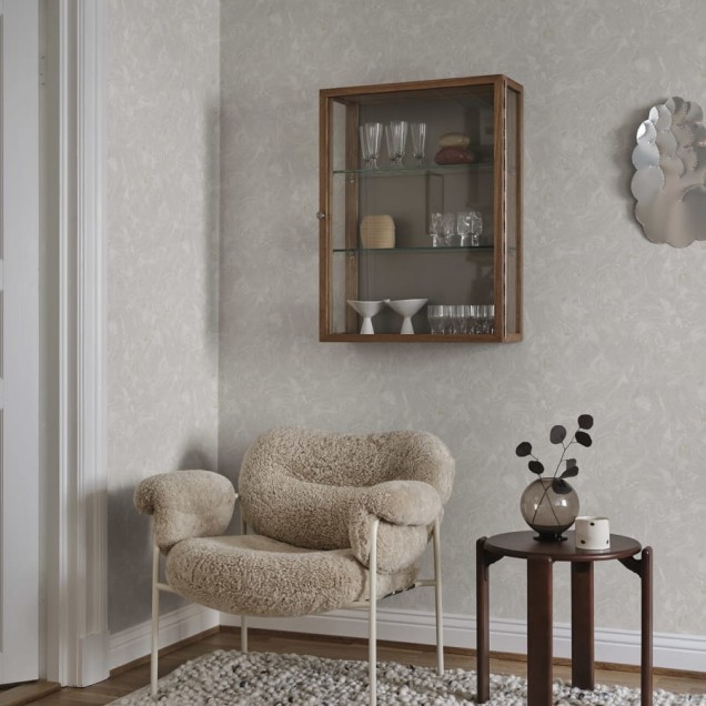 Tapet lavabil gri deschis cu model de marmură, perfect pentru un dormitor elegant