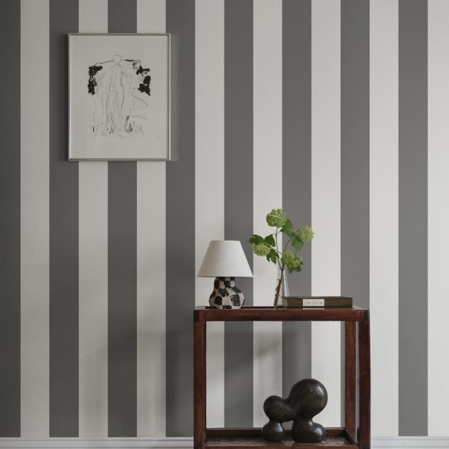 Tapet lavabil cu dungi gri închis, design minimalist.
