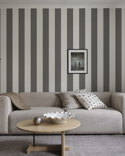 Tapet lavabil cu dungi gri închis, design minimalist.