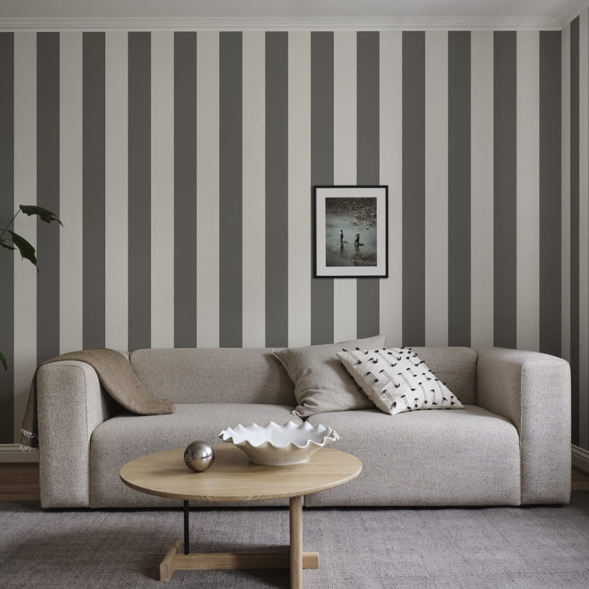 Tapet lavabil cu dungi gri închis, design minimalist.