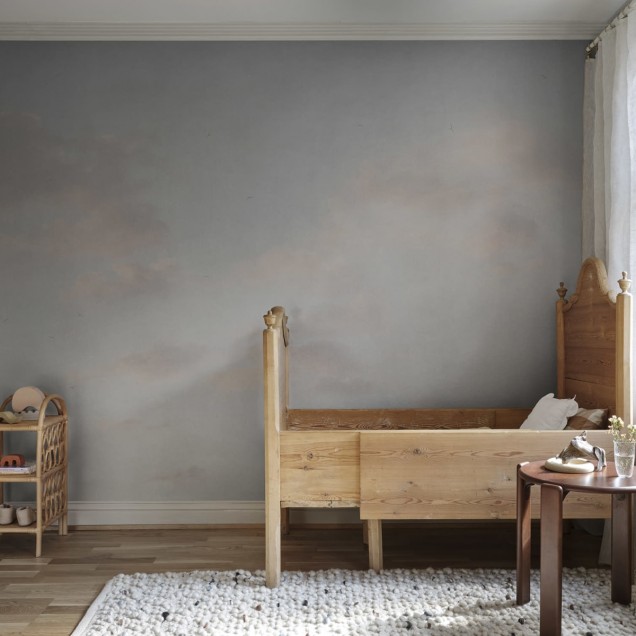 Tapet lavabil cu design minimalist in nuante delicate de albastru si gri, aplicat pe un perete intr-un living modern.