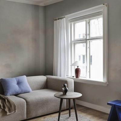 Tapet lavabil cu design minimalist in nuante delicate de albastru si gri, aplicat pe un perete intr-un living modern.