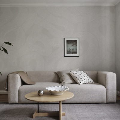 Tapet mural gri cu design abstract într-un living modern
