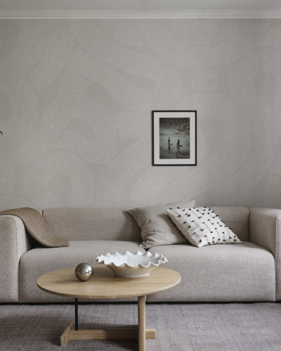 Tapet mural gri cu design abstract într-un living modern