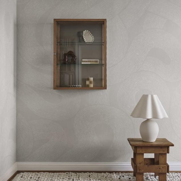 Tapet mural gri cu design abstract într-un living modern