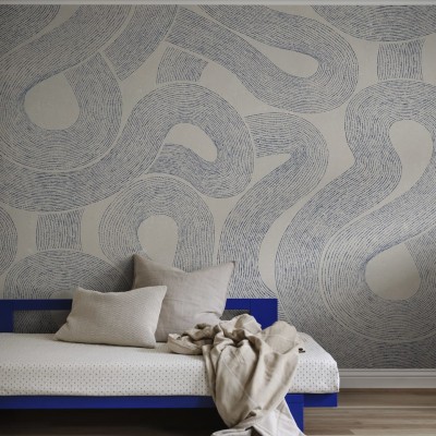Tapet cu model abstract albastru indigo aplicat pe perete