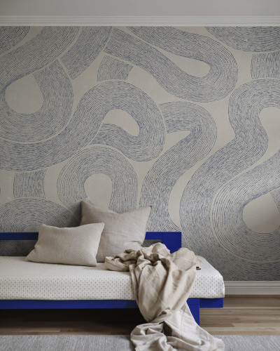 Tapet cu model abstract albastru indigo aplicat pe perete