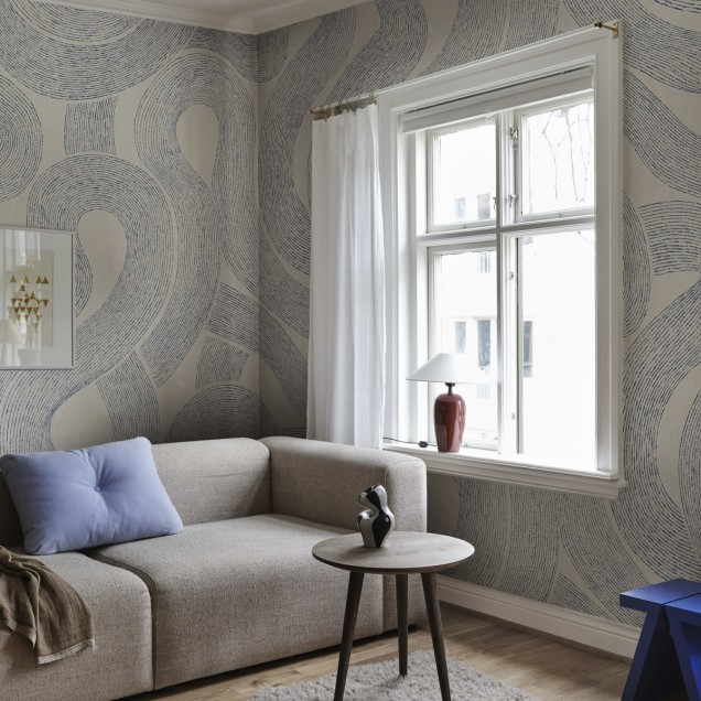 Tapet cu model abstract albastru indigo aplicat pe perete