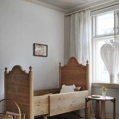 Tapet lavabil cu model de nori albastri pal, perfect pentru decorarea dormitoarelor și camerelor de zi.