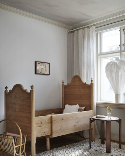 Tapet lavabil cu model de nori albastri pal, perfect pentru decorarea dormitoarelor și camerelor de zi.