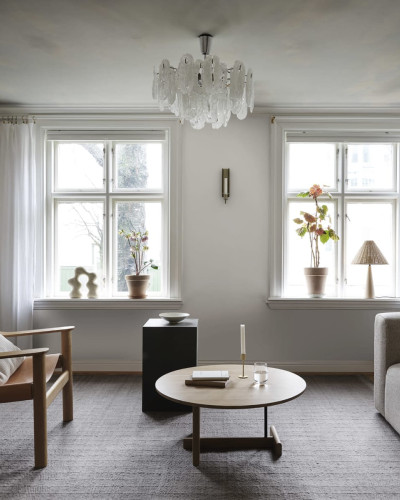 Tapet lavabil cu design de nori, albastru deschis.