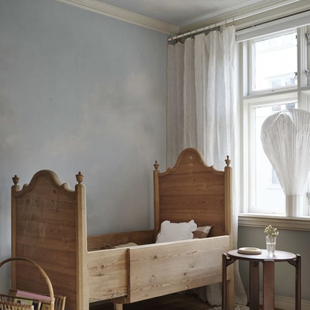 Tapet lavabil cu design de nori, albastru deschis.