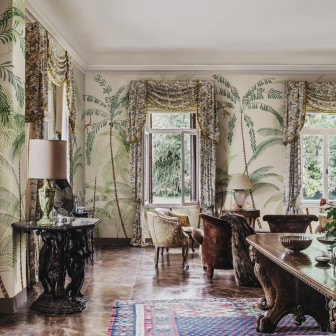 Tapet cu palmiere verzi într-un living elegant