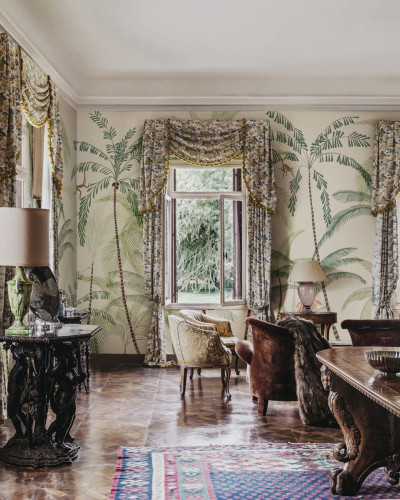 Tapet cu palmiere verzi într-un living elegant