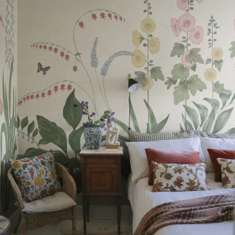 Tapet cu design floral colorat într-un dormitor