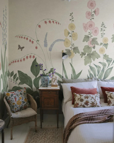 Tapet cu design floral colorat într-un dormitor