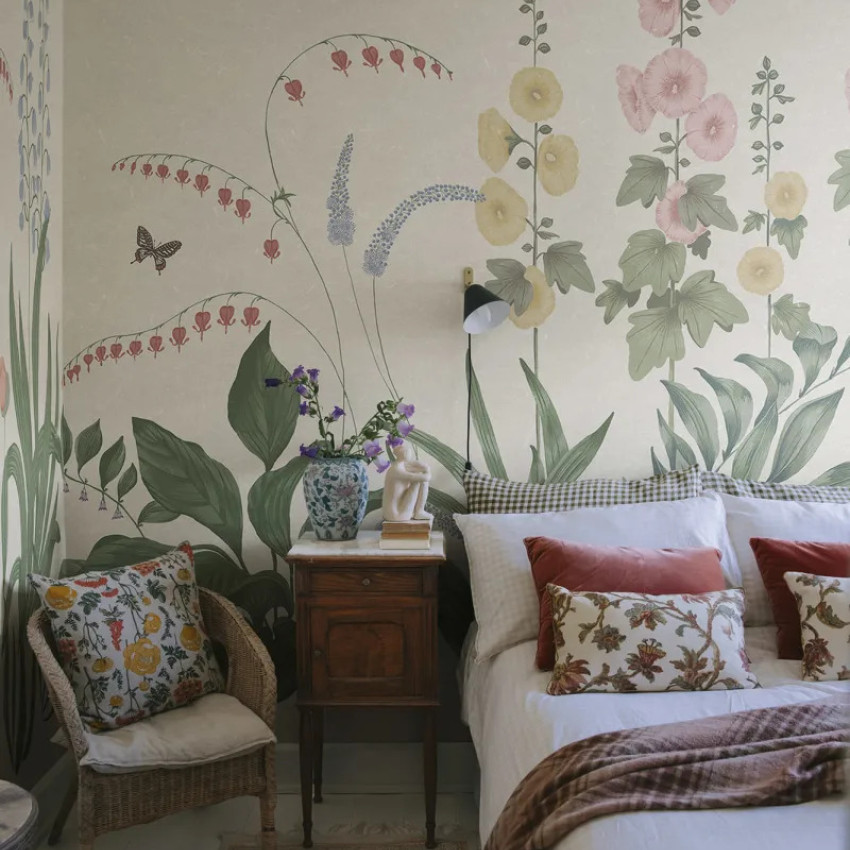 Tapet cu design floral colorat într-un dormitor