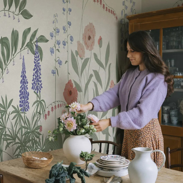 Tapet cu design floral colorat într-un dormitor