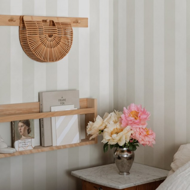 Tapet lavabil cu dungi fine, Sam Sandstone, în nuanțe de gri. Ideal pentru un design modern și minimalist.