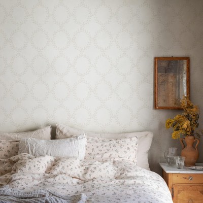 Tapet cu design minimalist, cu model de ramuri și frunze, ideal pentru decorarea dormitorului.