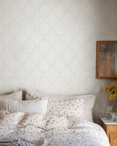 Tapet cu design minimalist, cu model de ramuri și frunze, ideal pentru decorarea dormitorului.