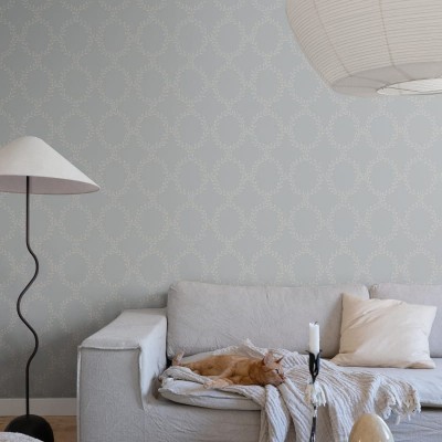 Tapet lavabil cu model floral delicat, Wilma Misty Blue, pe un perete din living