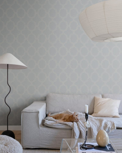 Tapet lavabil cu model floral delicat, Wilma Misty Blue, pe un perete din living