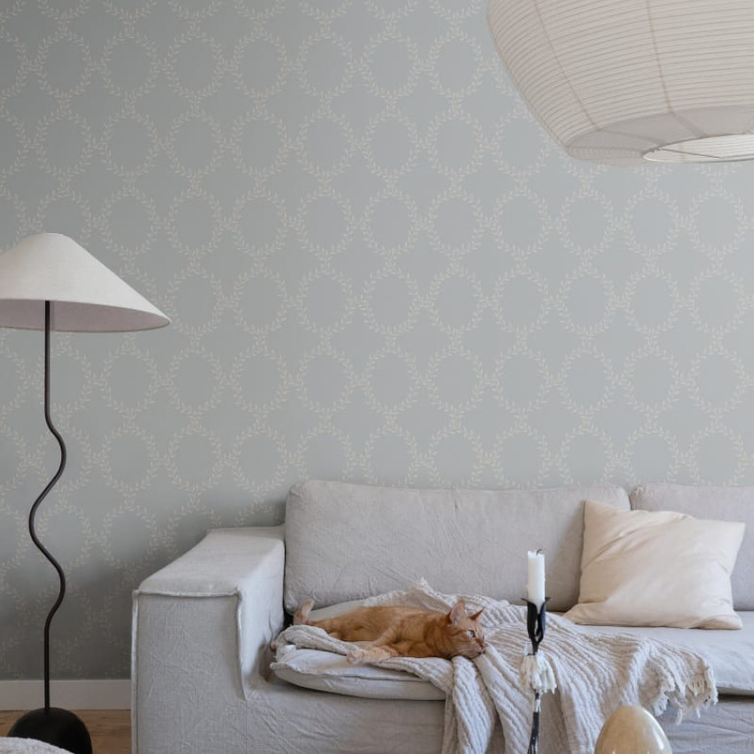 Tapet lavabil cu model floral delicat, Wilma Misty Blue, pe un perete din living