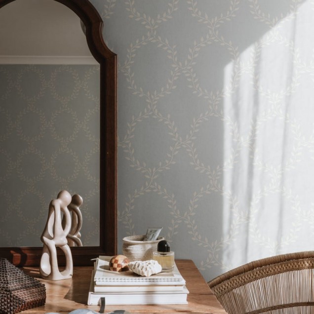 Tapet lavabil cu model floral delicat, Wilma Misty Blue, pe un perete din living
