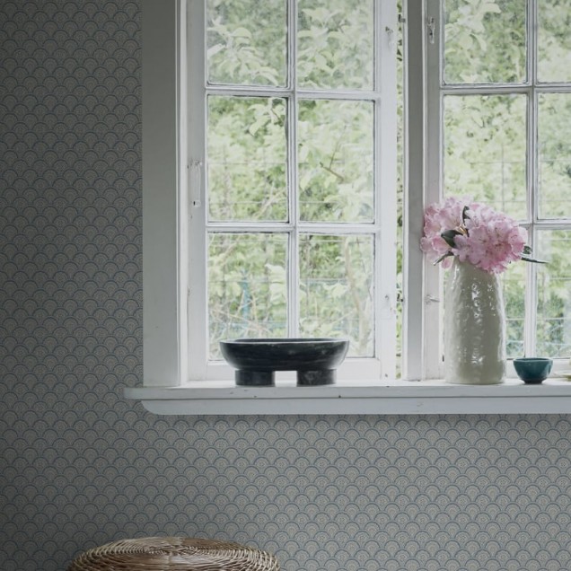 Tapet lavabil Beata Misty Blue, cu design delicat de solzi fini,  în bucătărie.