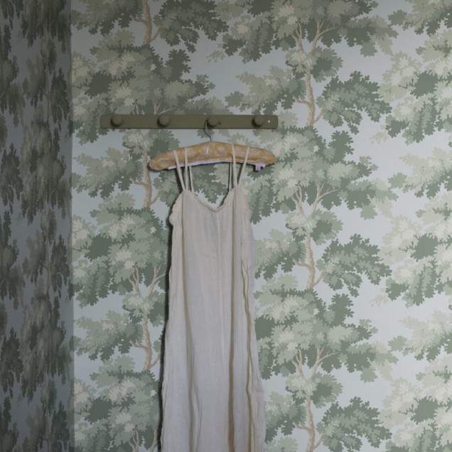 Tapet lavabil Sky Blue cu design modern, cu copaci gri-verzi pe un fond albastru deschis.