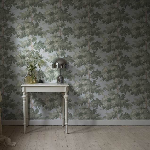 Tapet lavabil Sky Blue cu design modern, cu copaci gri-verzi pe un fond albastru deschis.