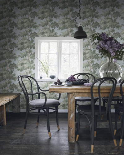 Tapet lavabil Sky Blue cu design modern, cu copaci gri-verzi pe un fond albastru deschis.