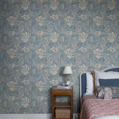 Tapet floral lavabil Daphne Misty Blue, in tonuri de albastru si bej, decorat cu flori delicate