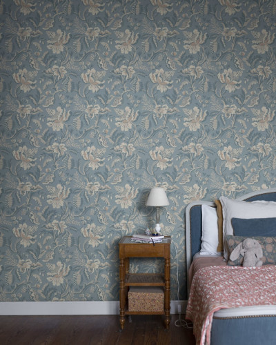 Tapet floral lavabil Daphne Misty Blue, in tonuri de albastru si bej, decorat cu flori delicate