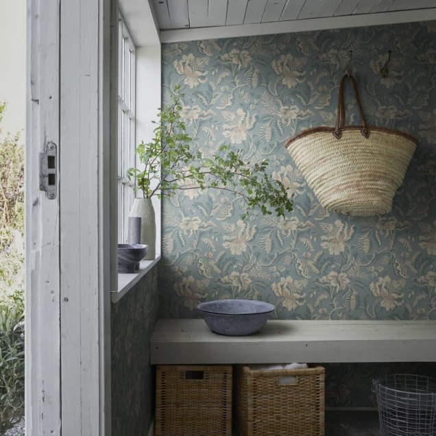 Tapet floral lavabil Daphne Misty Blue, in tonuri de albastru si bej, decorat cu flori delicate