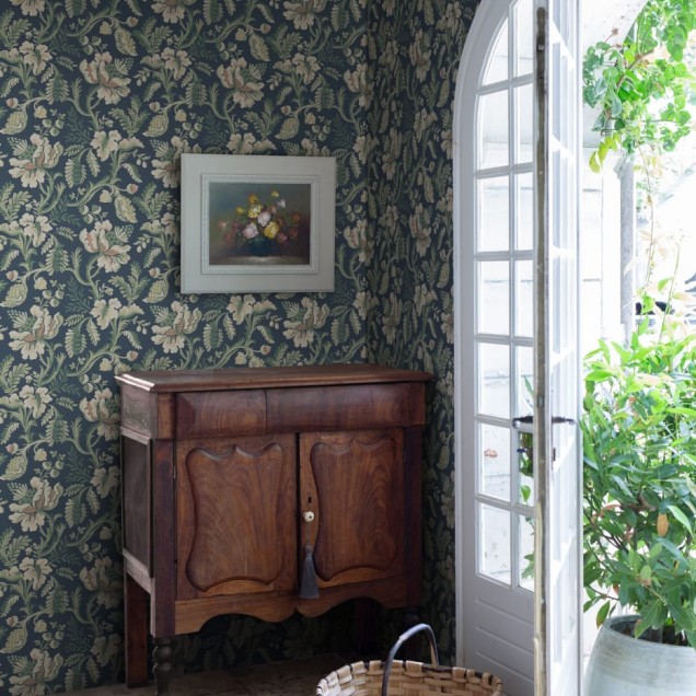 Tapet floral Midnight Blue, cu design clasic, culoare albastru inchis, ideal pentru living sau dormitor.
